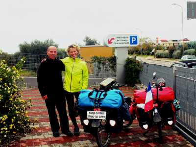La 53enne Nicole e il 60enne Renaud accanto alle loro biciclette "Frisette" e "Passpartou"